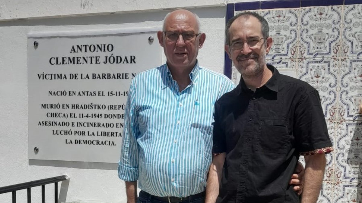Luis Artero y Unai Eguía (izquierda a derecha) junto a la placa conmemorativa de Antonio Clemente Jódar en el cementerio de Antas.