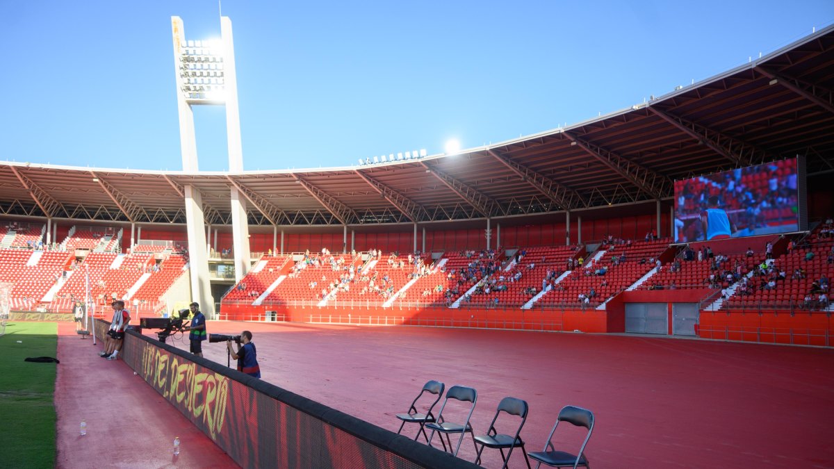 El Estadio de los Juegos Mediterráneos ha cambiado mucho sin las gradas supletorias.