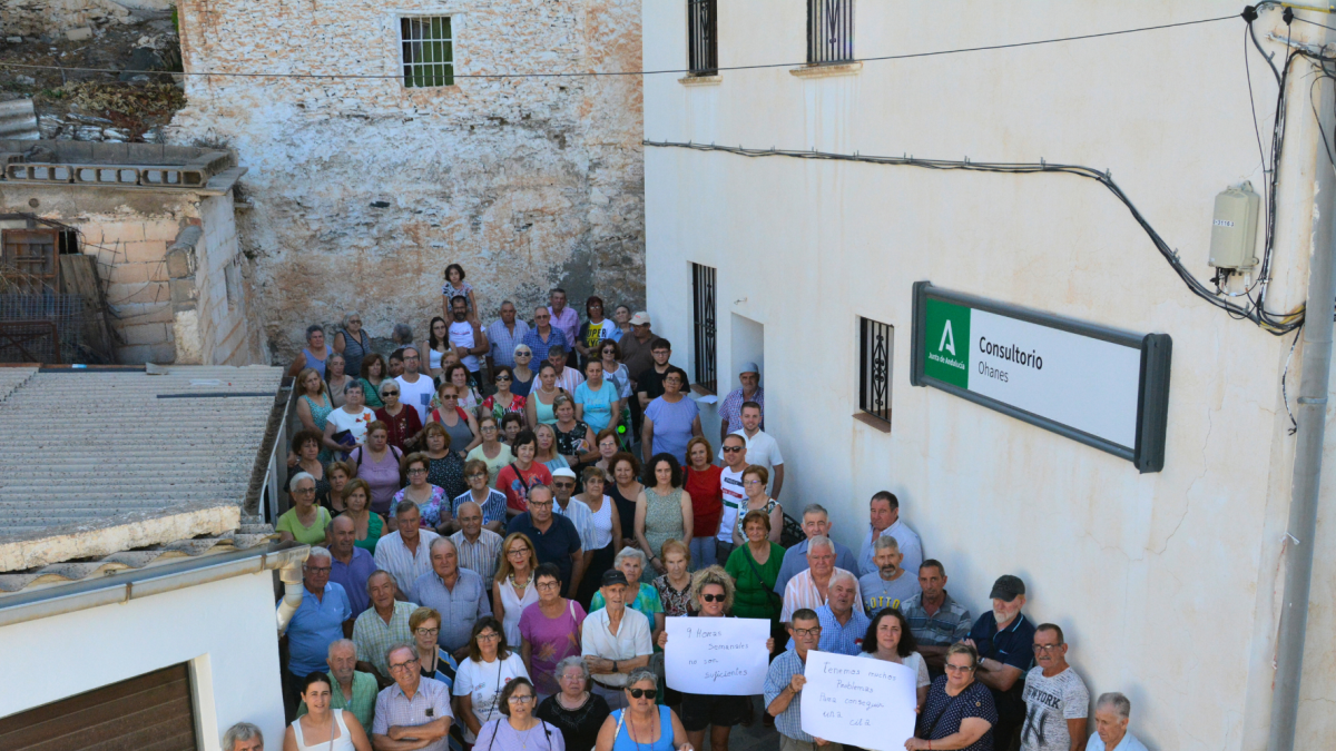 Los vecinos de Ohanes manifestándose este lunes ante el consistorio médico. Fotografía: M. C. Valverde.