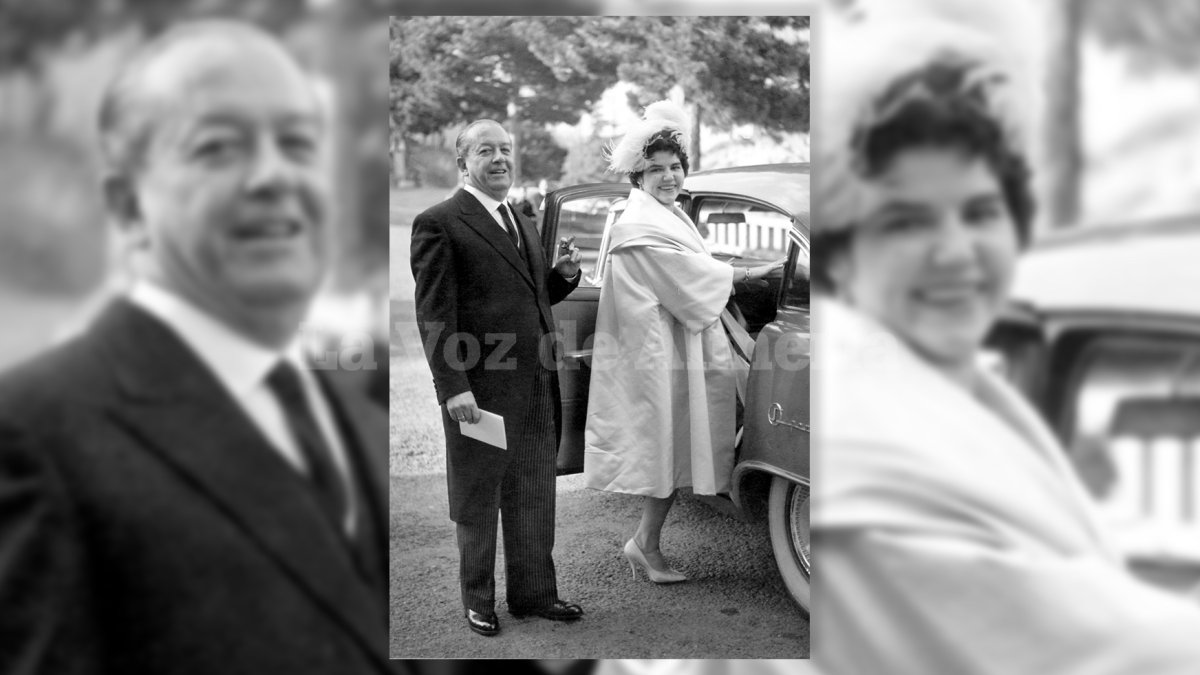 Antonio Oliveros Ruiz con su esposa Antonia Núñez Quesada en una fotografía de 1959 después de contraer matrimonio.