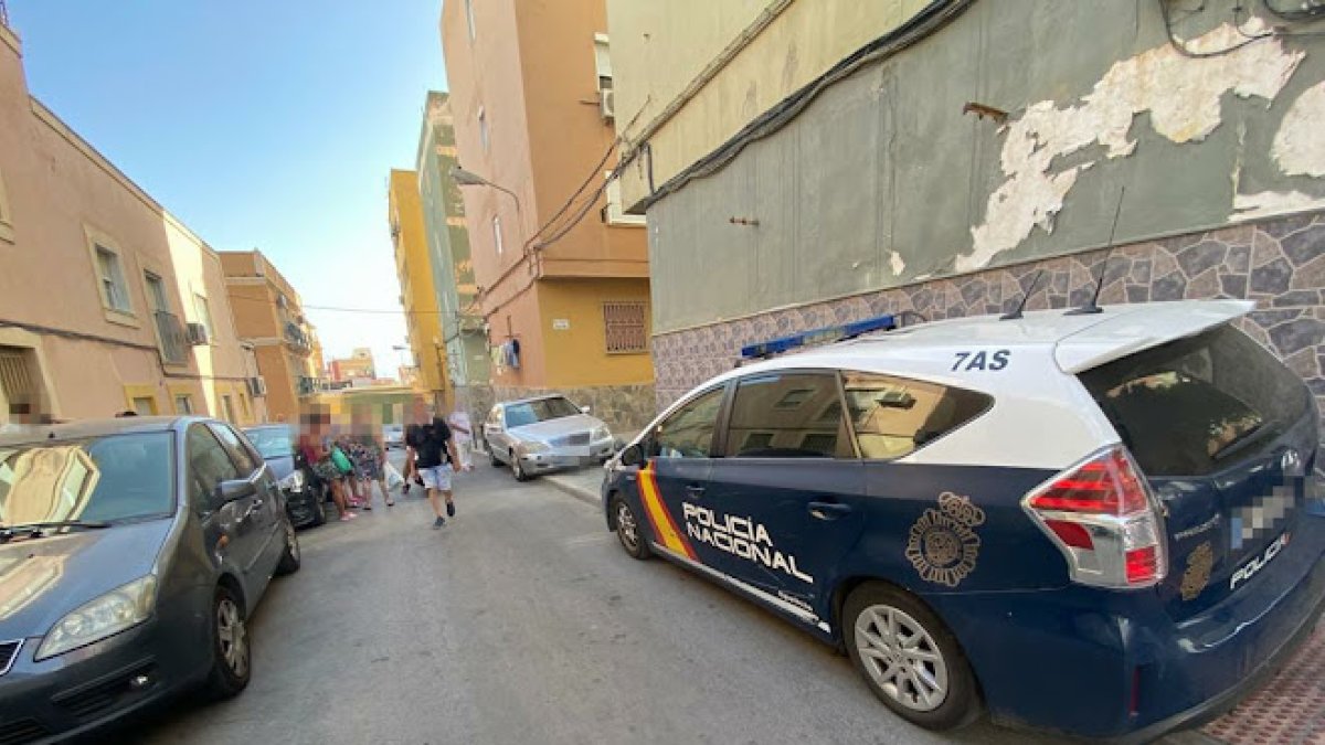 Un coche de Policía Nacional en la calle en la que ocurrieron los hechos.