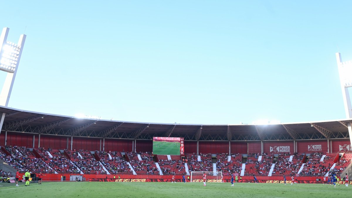 El Mediterráneo parece otro sin las gradas supletorias.