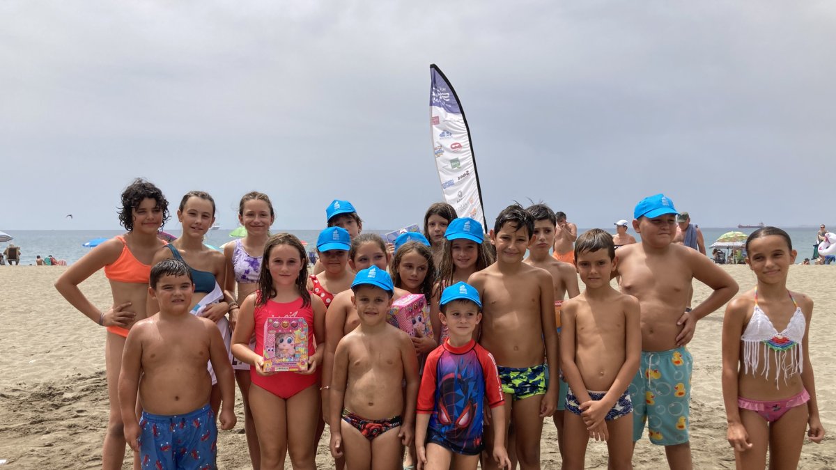 Los pequeños con sus premios tras el final del programa