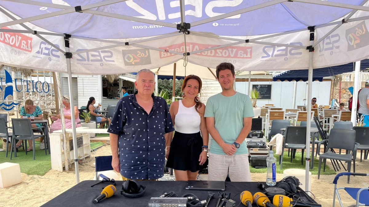 El alcalde de Garrucha, Pedro Zamora; la edil de Festejos, Isabel M. Morales y el periodista Guillermo Mirón, desde el ‘stand’ de la SER en Res