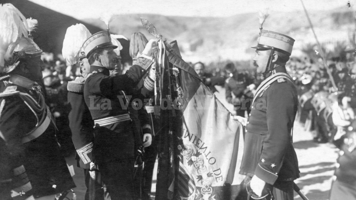 En 1922 el Rey, Alfonso XIII, imponía la medalla al Mérito Militar al regimiento de Almería.