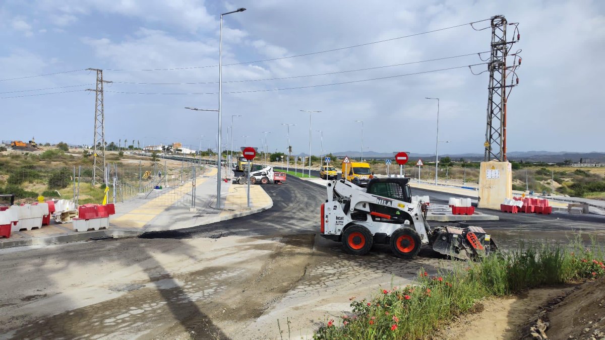 Imágenes de las labores de asfaltado en los viales de acceso del Hospital de la Inmaculada.