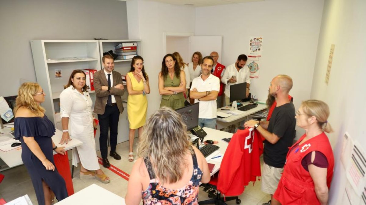 Loles López ha visitado la sede de la Cruz Roja en Almería.