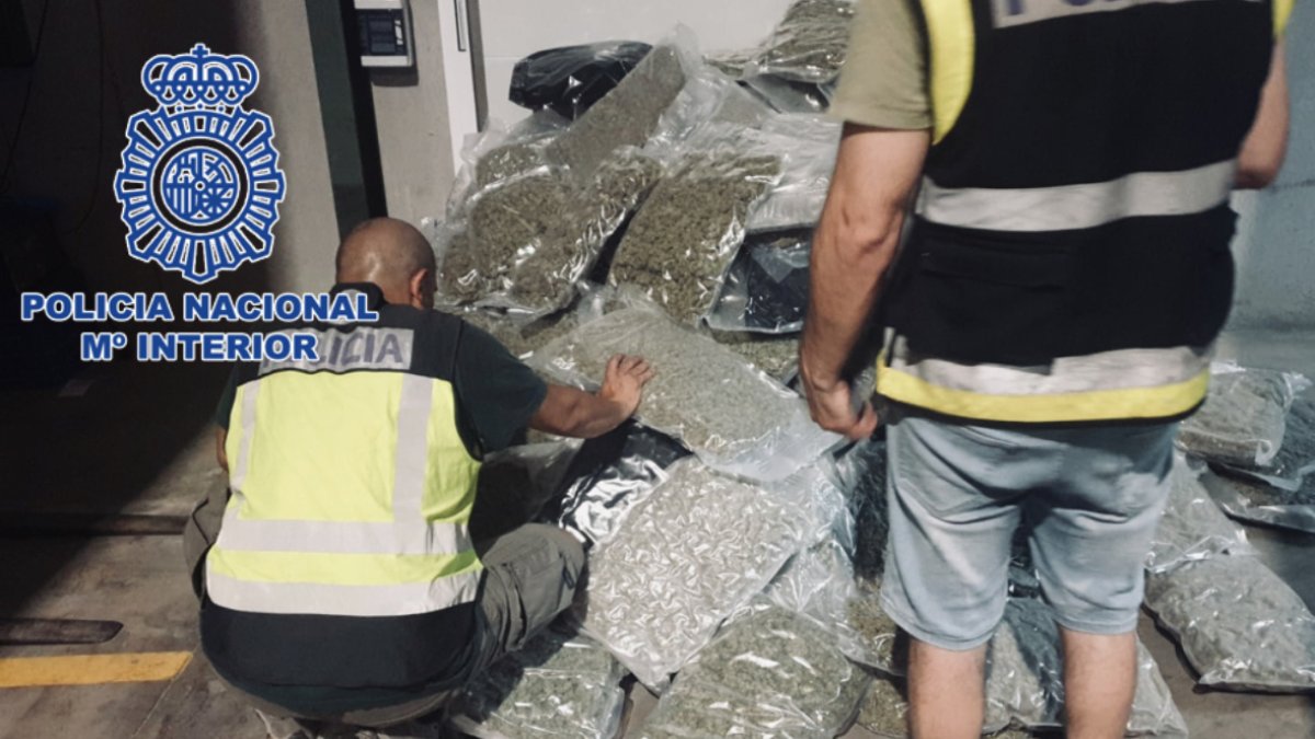 Agentes de Policía Nacional con la marihuana incautada.