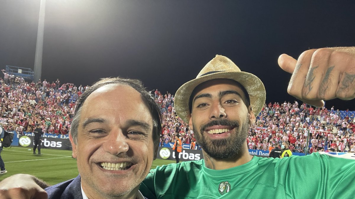 Joao Gonçalves con Samú el día del ascenso en Leganés.