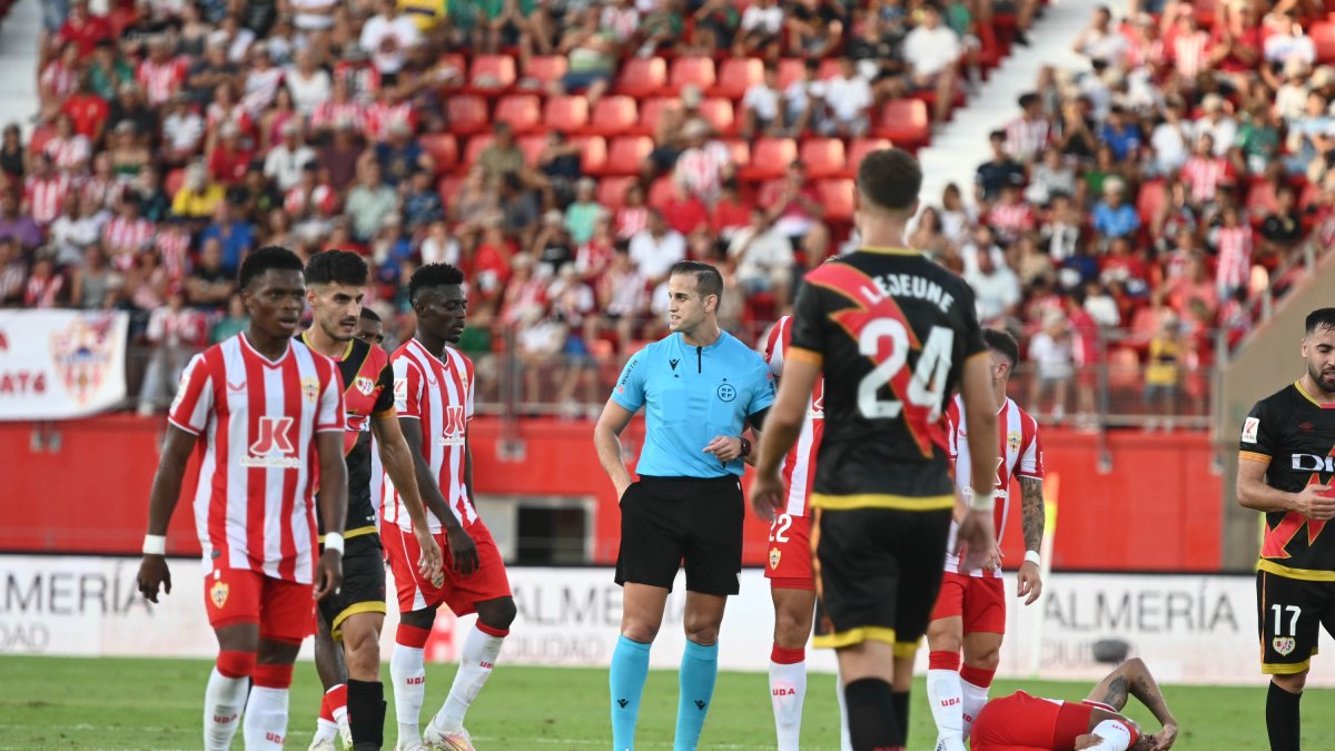 Alberola Rojas pitó dos penaltis pero luego no fue capaz de expulsar a Unai López.