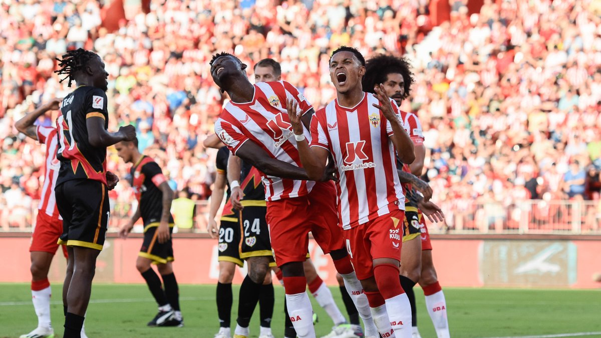 Iddrisu Baba (27) y Lázaro Vinicius (20), en el choque del viernes contra el Rayo Vallecano.