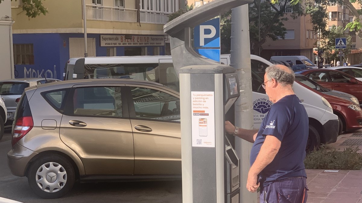 Usuario haciendo uso del servicio de zona azul.