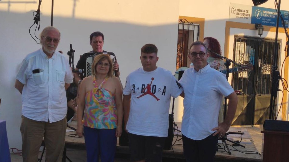 Pedro Soler, Ana M. Rodríguez, el ganador de Relatos Javier Carrión y Andrés Pérez, el viernes en Sorbas. FOTO EL AFA