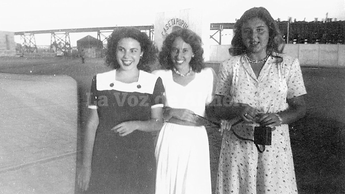 La Caseta Popular en la feria de 1950, cuando como telón de fondo estaban los hierros del Cable Inglés.