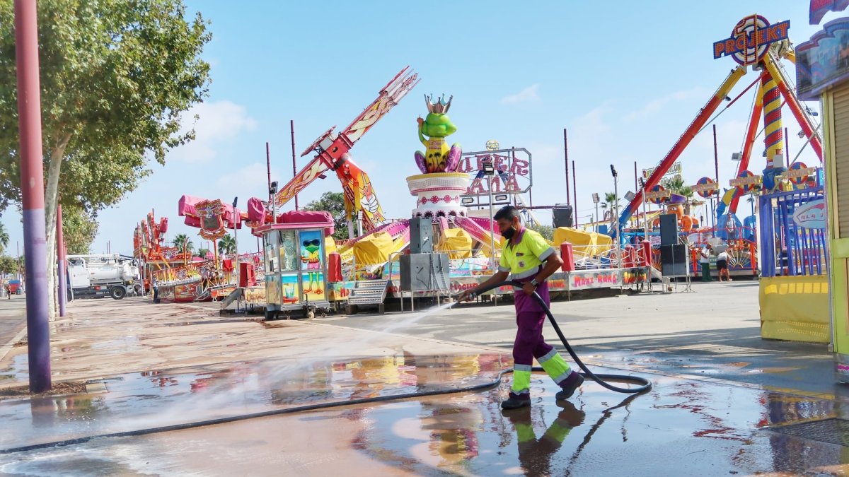 El Ayuntamiento ha activado un dispositivo especial para la limpieza en feria.