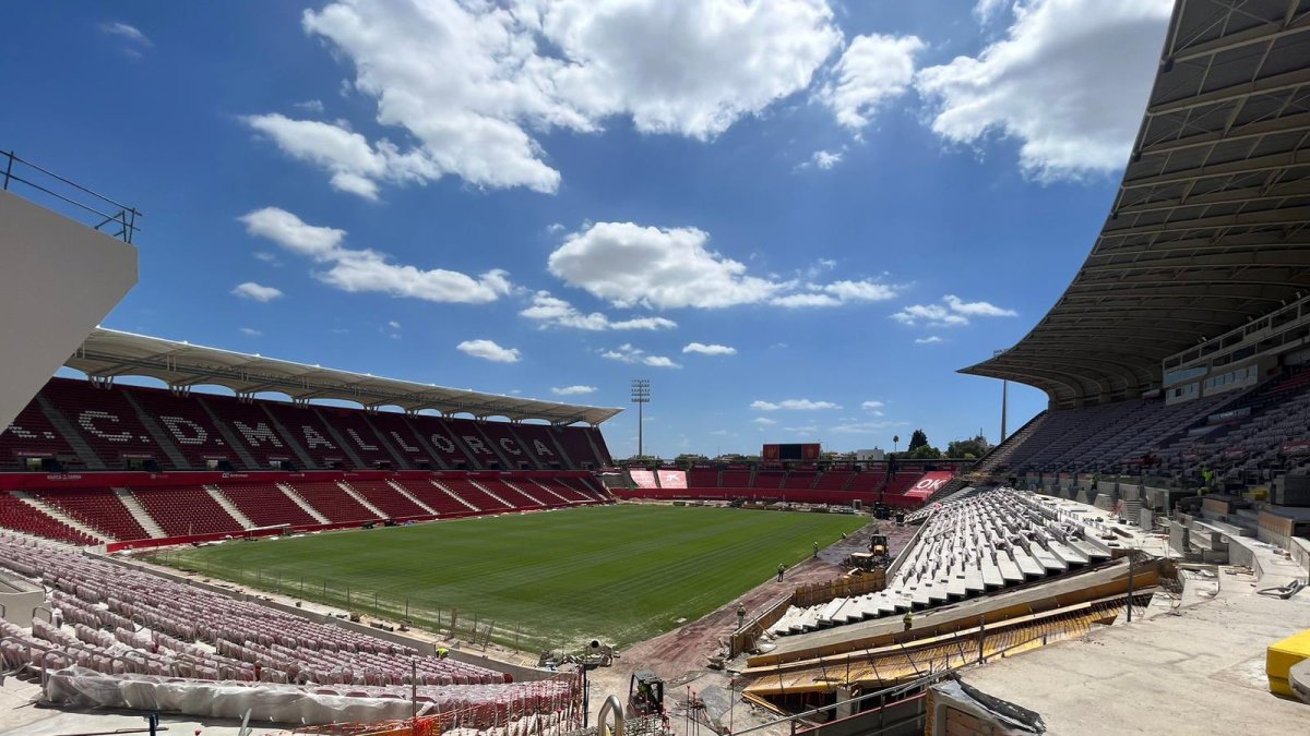 Vista de la grada principal. Ahora los trabajos se van al último fondo.