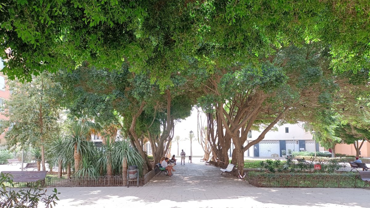 Imagen del parque de la Plaza Elena Pezzi en la actualidad, con el Paseo Marítimo y la playa al fondo.