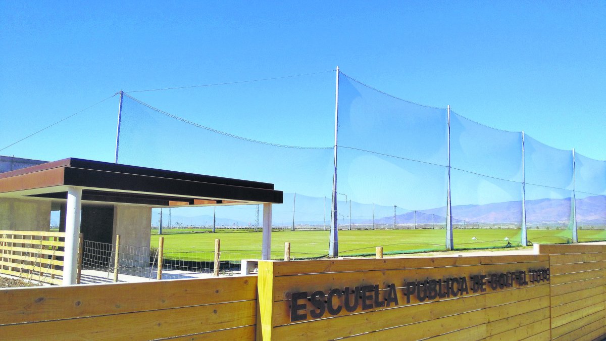 La Escuela de Golf de El Toyo no cerrará en esta feria.