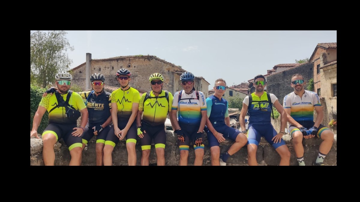 Los ocho almerienses que han recorrido 700 kilómetros para llegar hasta Santiago de Compostela.