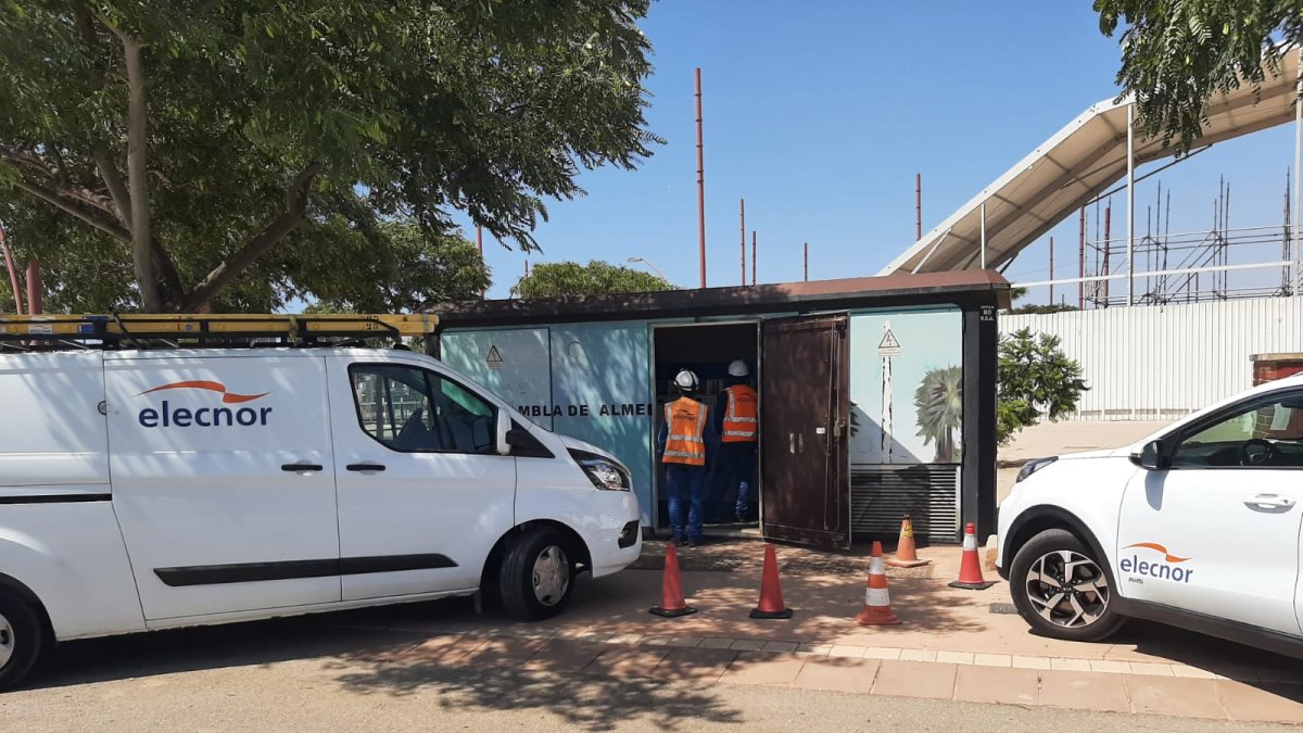 Trabajadores poniendo todo a punto para la feria.