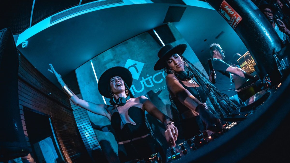 Mëstiza en Náutica Beach Club, el Toyo.