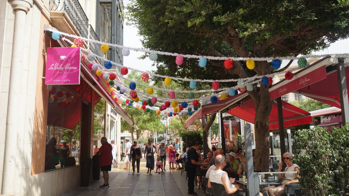 Una preciosa decoración de coloridas guirnaldas en La Dulce Alianza. (FOTO: Bernardo Claros)