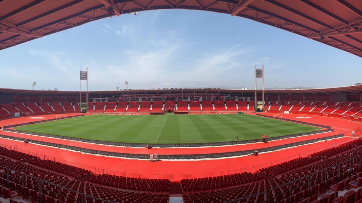 Espectacular imagen del terreno de juego del recinto deportivo de la Vega de Acá, que se quedará pequeño este sábado.