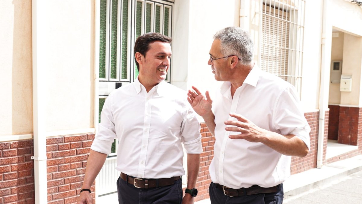 El presidente, Javier A García con el alcalde de Olula, Antonio Martínez Pascual en una visita al municipio.