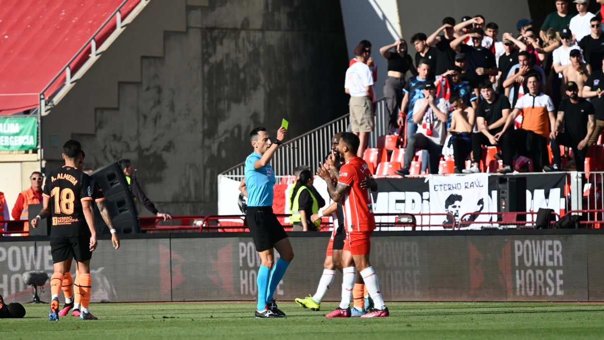 Sánchez Martínez amonestando a Luis Suárez en el Almería 2 Valencia 1.