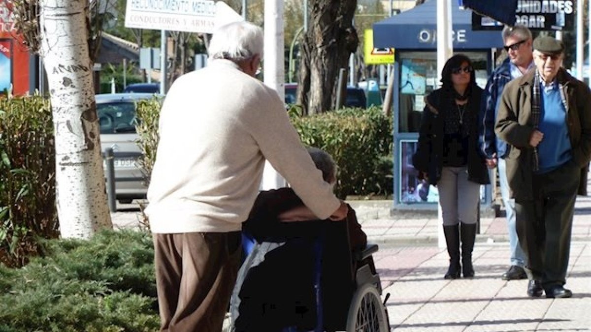 Miles de almerienses están a la espera de que se valore o apruebe su solicitud de la dependencia.