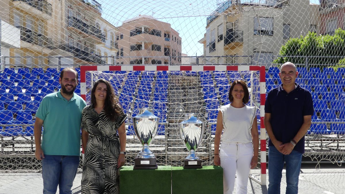 La alcaldesa y ediles del Gobierno local en la plaza.