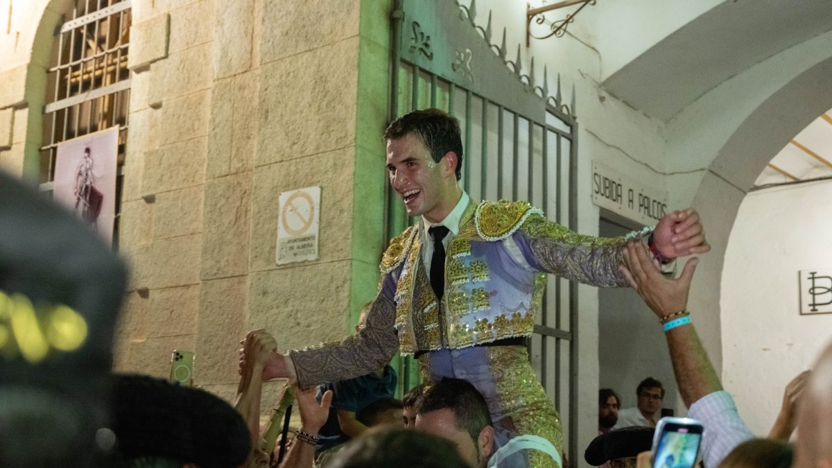 Navalón saliendo a hombros de la Plaza de Toros de Almería.