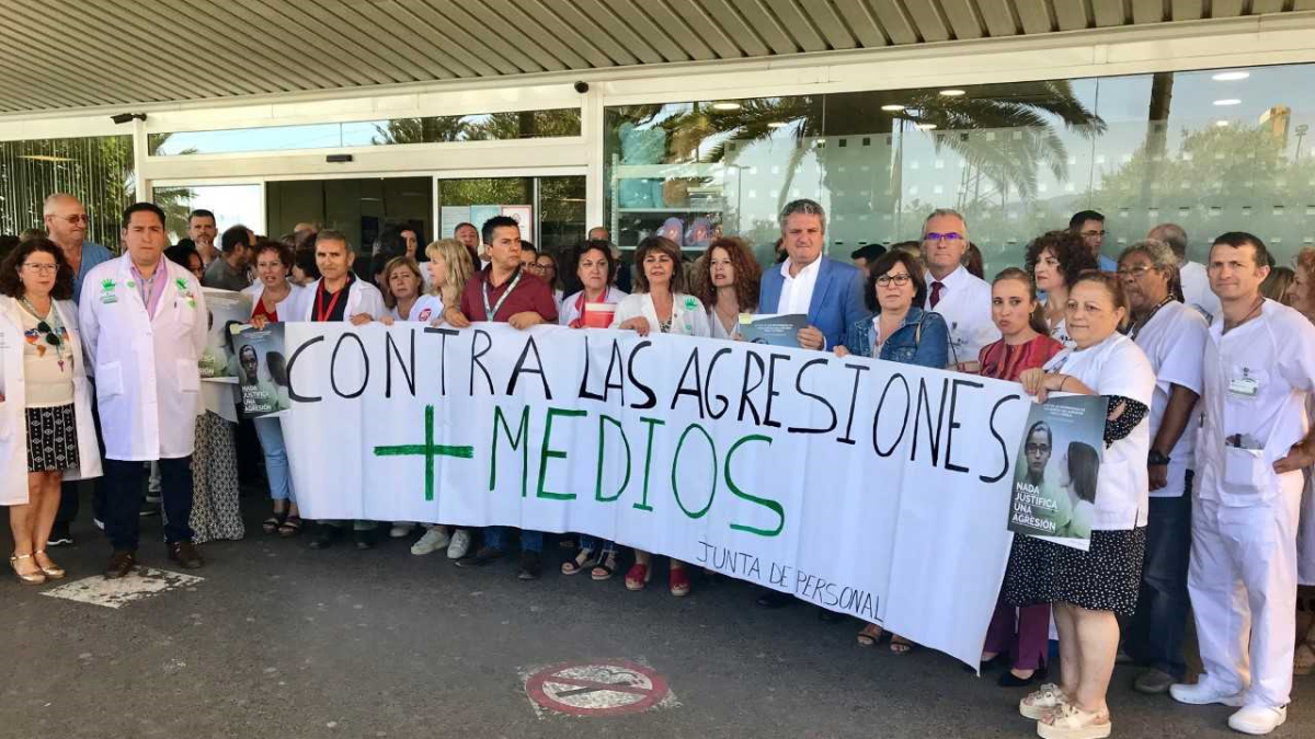 Imagen de archivo de una concentración en Torrecárdenas para pedir más medios contra las agresiones.