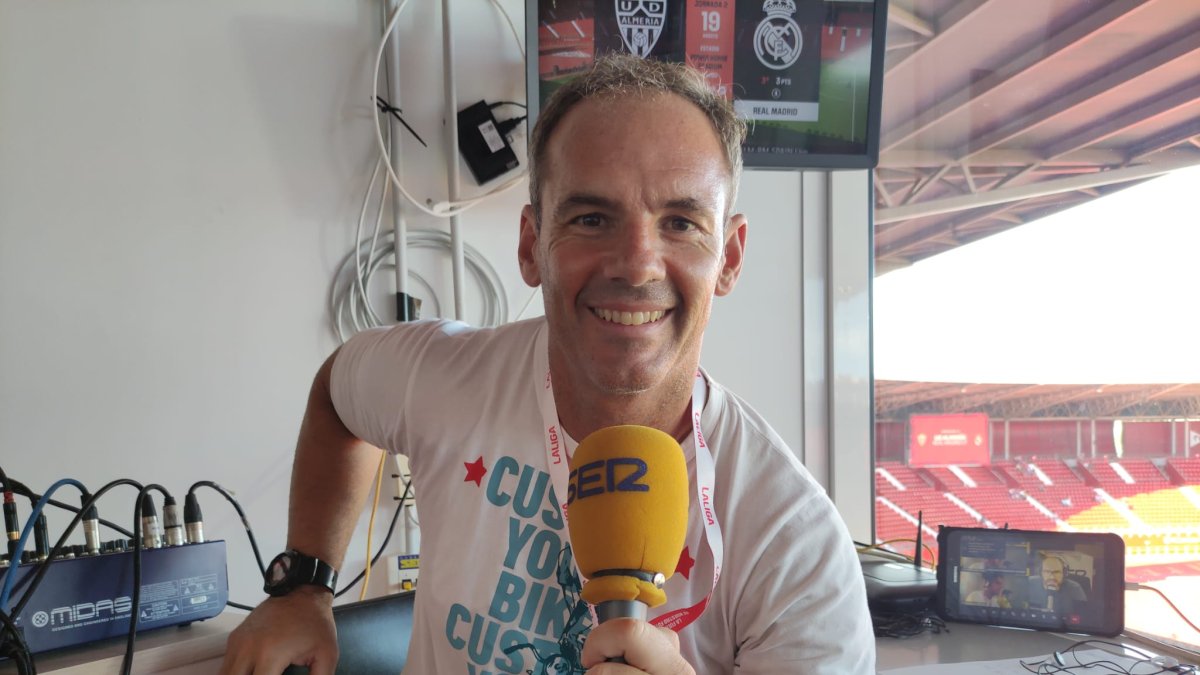 Antonio Romero, en la cabina de SER Almería.
