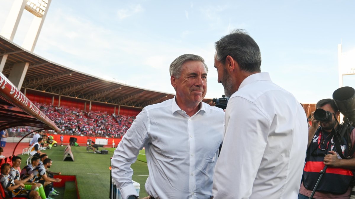 Saludo cordial entre Carlo Ancelotti y Vicente Moreno en el Mediterráneo.