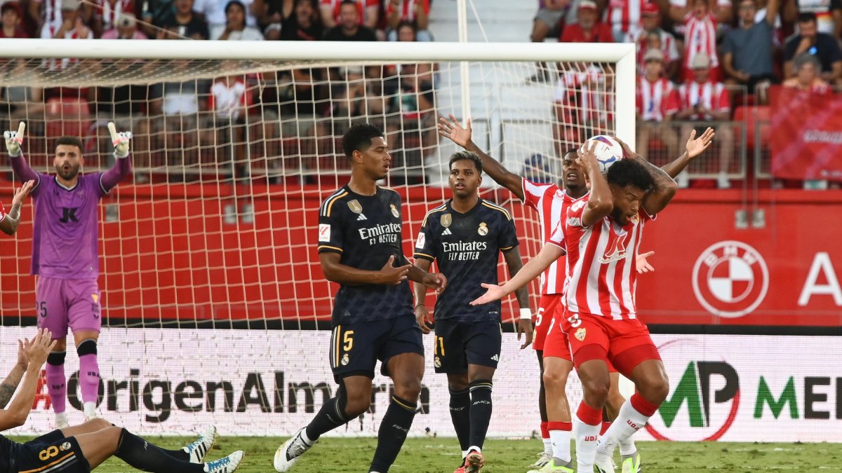 Luis Suárez se desespera en el Almería-Real Madrid.