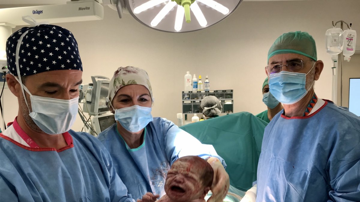 Un bebé recién nacido en el Hospital Materno Infantil de Almería.