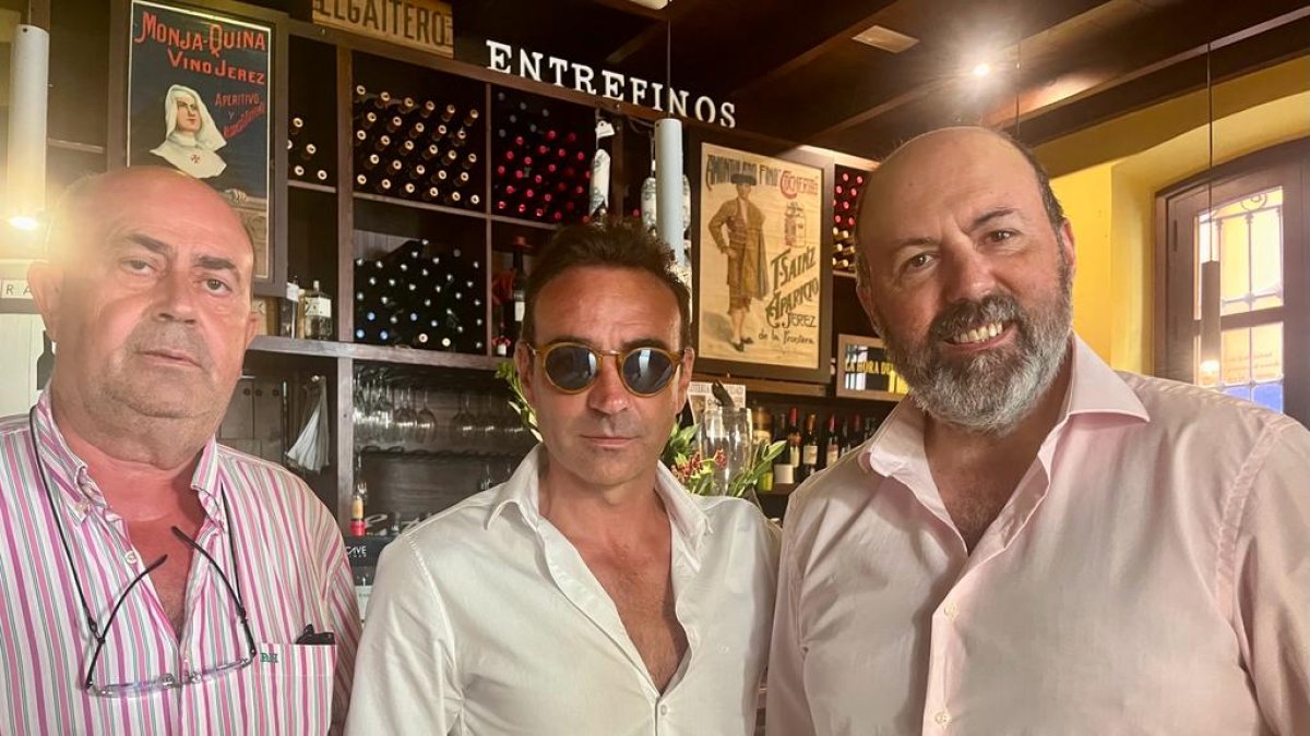 El torero Enrique Ponce es ya un habitual en Entrefinos y posa junto a su dueño, Paco Morales, y Juan Aguilera, presidente de 3 Taurinos 3.