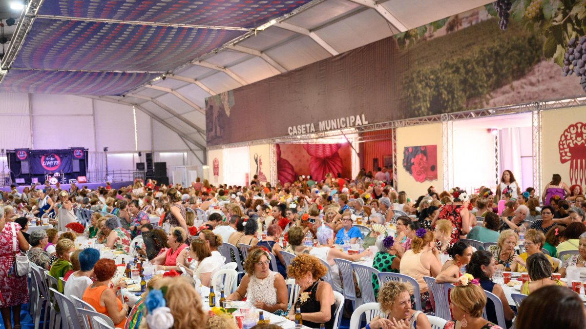 El homenaje a las mujeres almerienses ha reunido a un millar de vecinas.