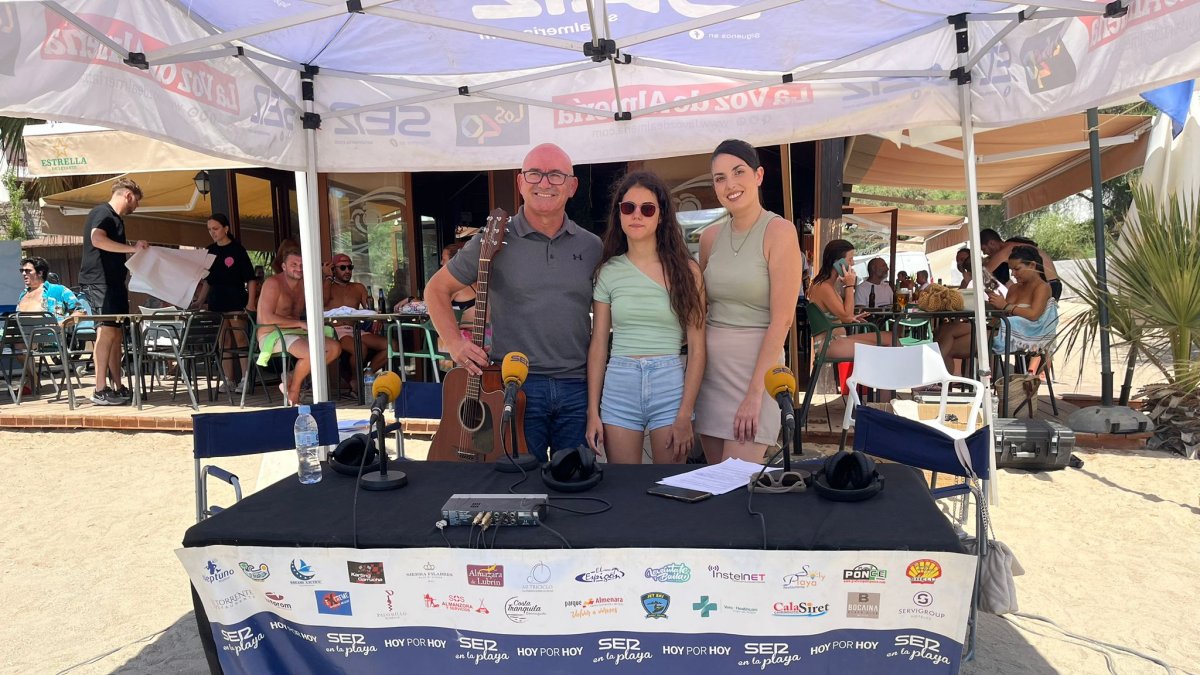 Laura Diepstraten y Pepe Rodríguez acudieron hasta el stand de la SER en Costa Tranquila .
