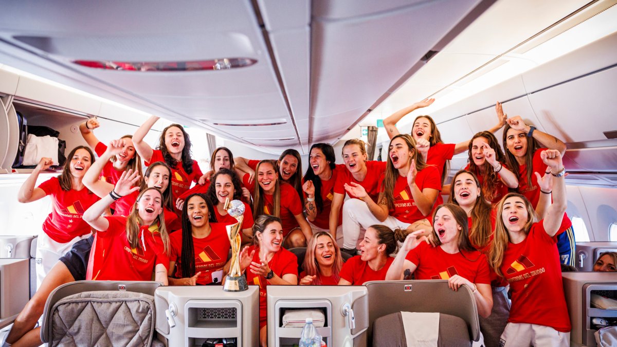 Las campeoanas en el viaje de vuelta con la copa del mundo.