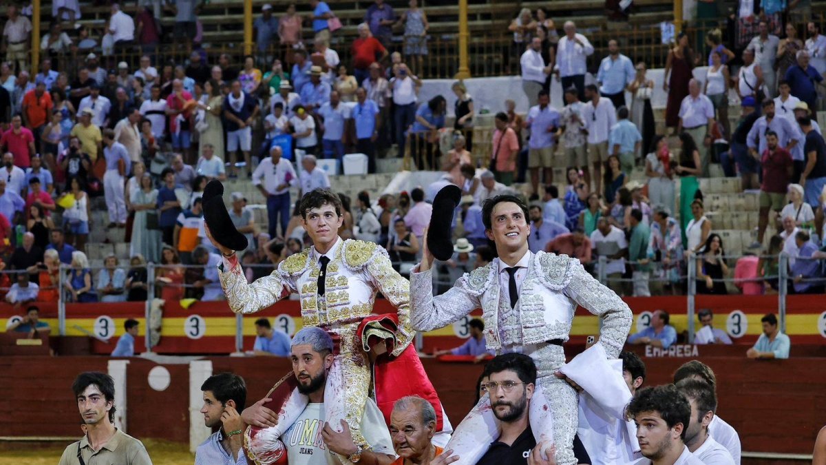 Jorge Martínez acompañó a Roca Rey en la salida a hombros en la tarde de su alternativa. Foto: Lances de Futuro