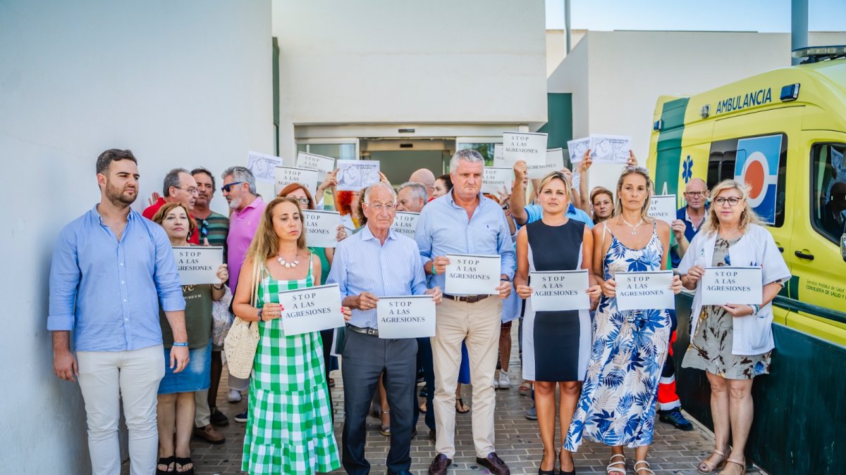Concentración en repulsa por la agresión en la tarde de este martes en Aguadulce Sur.