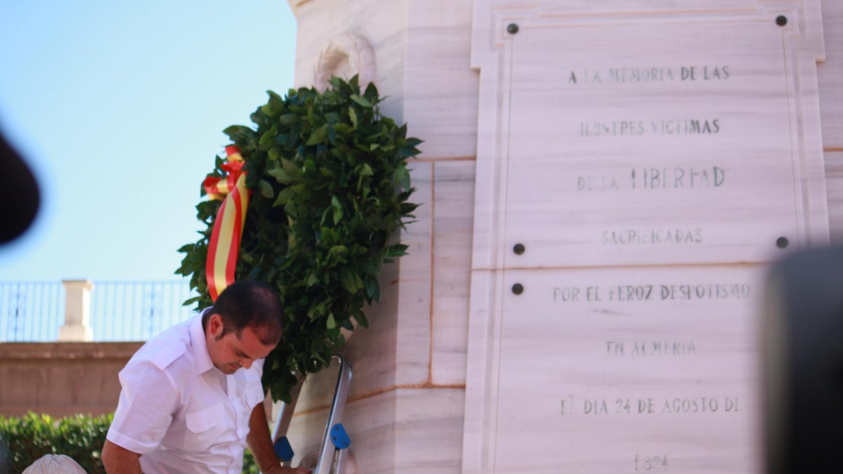 Flores para el recuerdo a los Mártires de la Libertad en el monumento en su memoria en la Plaza Vieja de Almería.