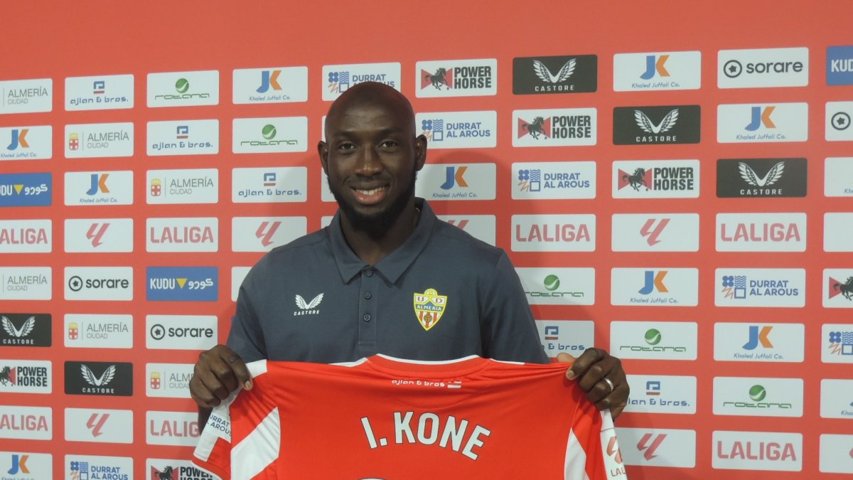 Ibrahima Koné con el dorsal 23. Espera hacer un gran año como su compatriota El Bilal Touré.