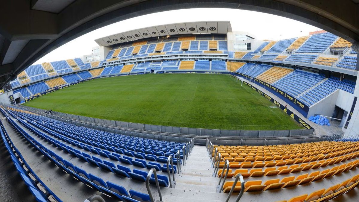 El Nuevo Mirandilla espera el Cádiz-Almería pero el partido se ha retrasado.