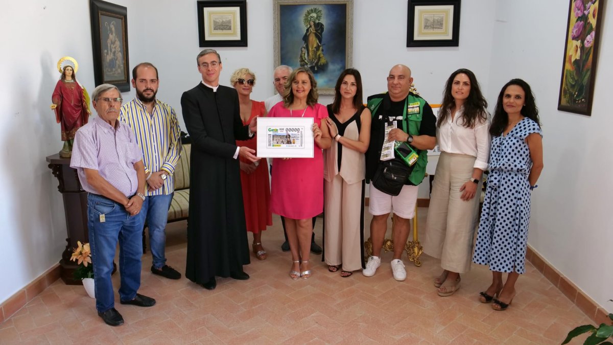 Autoridades en la presentación del cupón con la imagen de la Virgen del Saliente y su Romería.