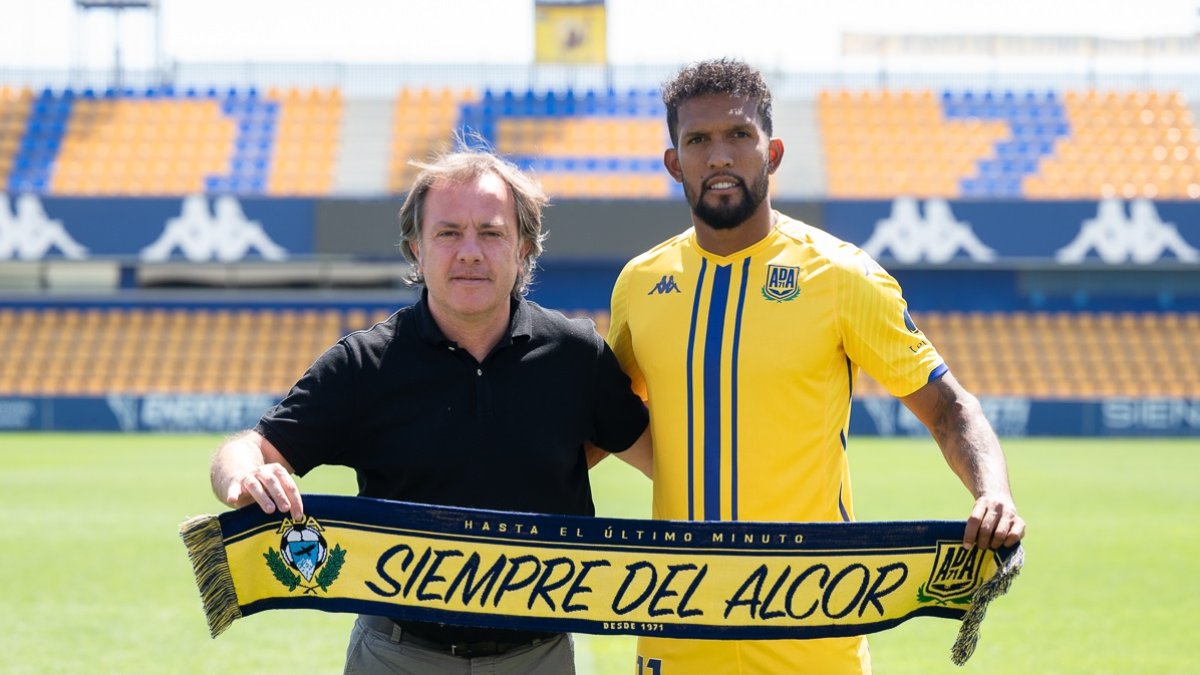 Andrés Fernández y Dyego Sousa en la presentación del jugador en Santo Domingo.