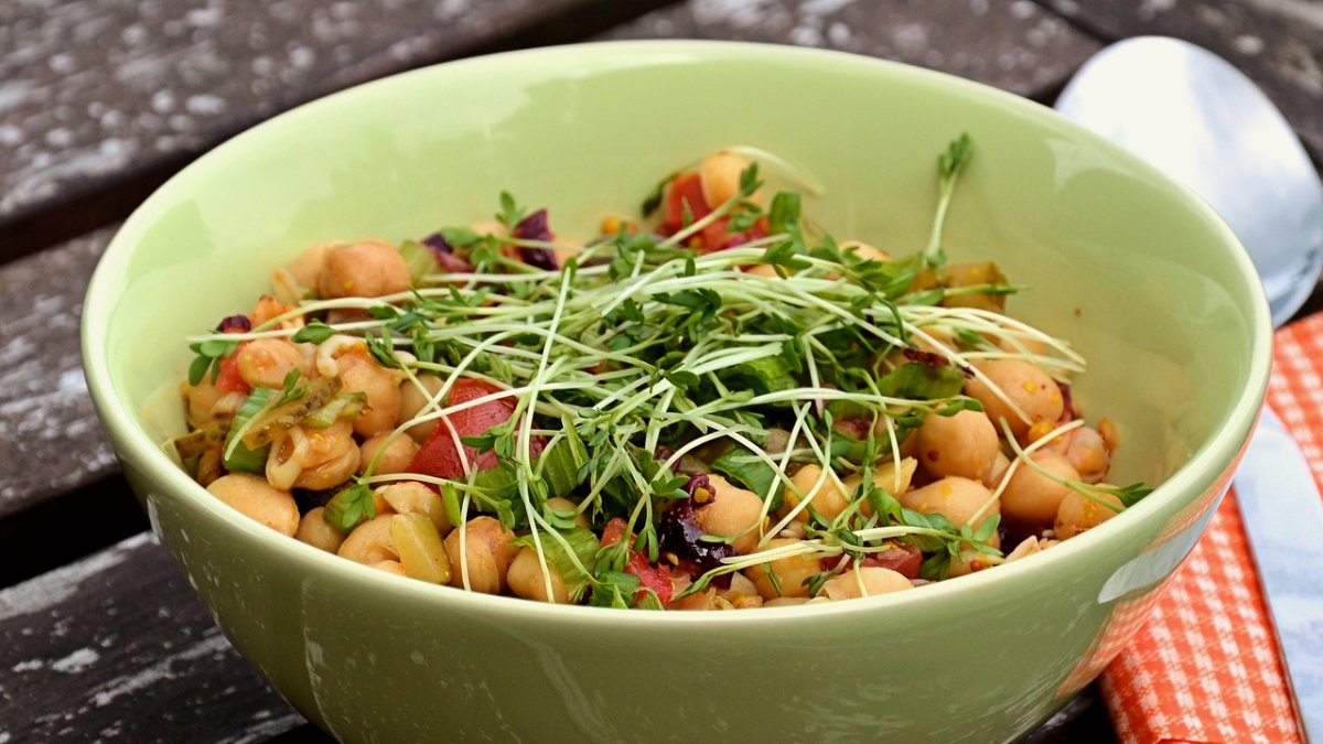 Ensalada de garbanzos para almorzar.