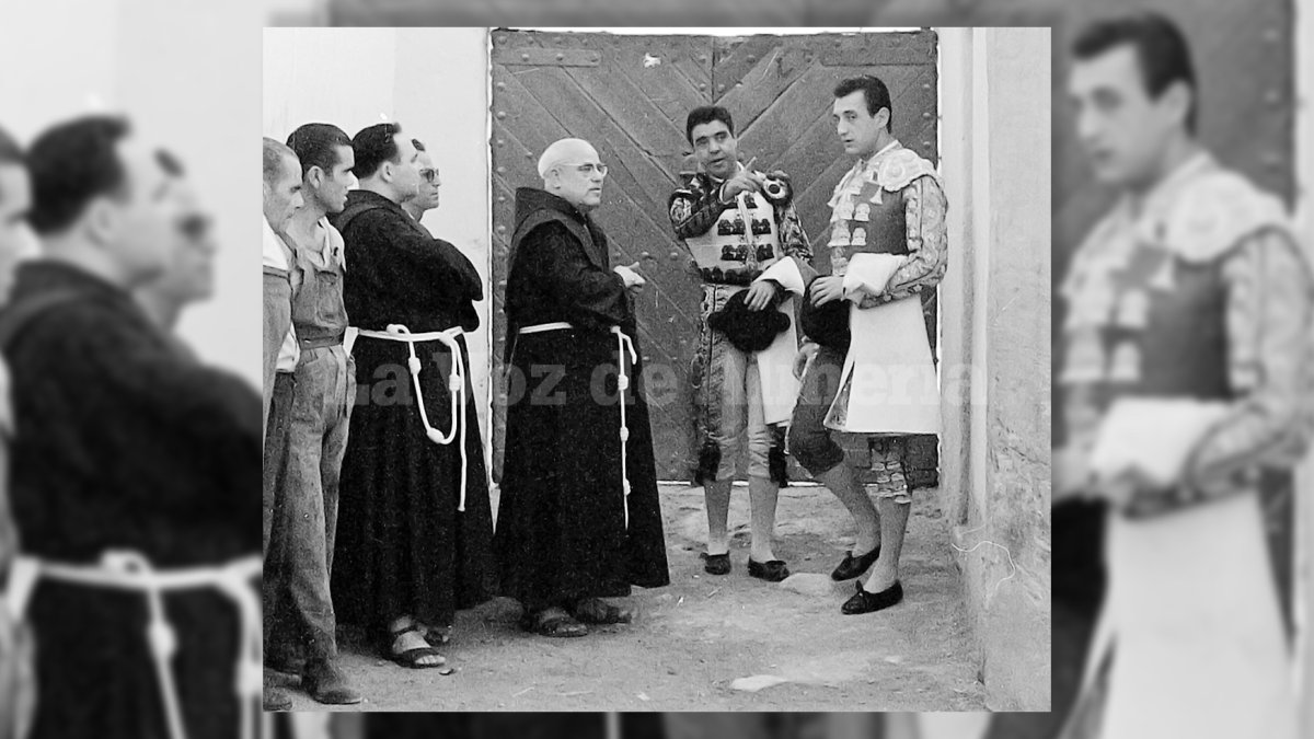 El Padre José Berná de los Franciscanos en la Plaza de Toros en 1963.